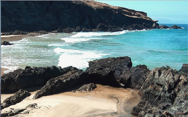costa rocciosa e spiaggia