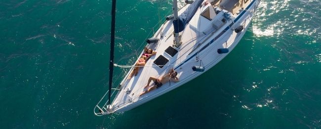 barca a vela in mezzo al mare
