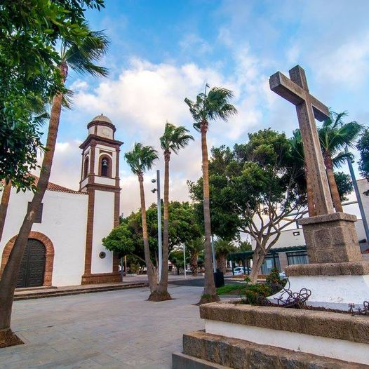 piazza con chiesa tipica canaria