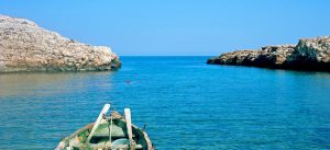 mare turchese tra due scogli