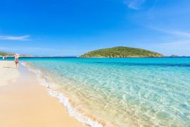 sipiaggia di sabbia bianca e mare turchese della Sardegna