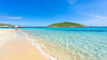 sipiaggia di sabbia bianca e mare turchese della Sardegna